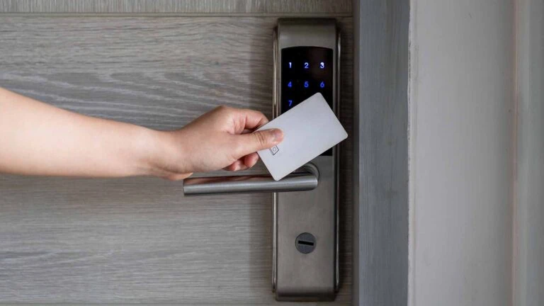 electronic-card-key-for-open-door-in-hotel