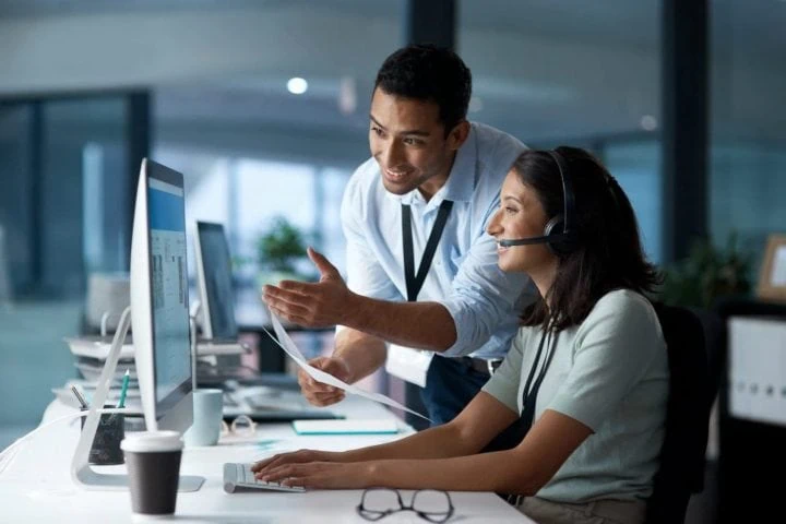 Home Page SOS option 2-w1920-h1080 Woman and Man working together in order on a laptop